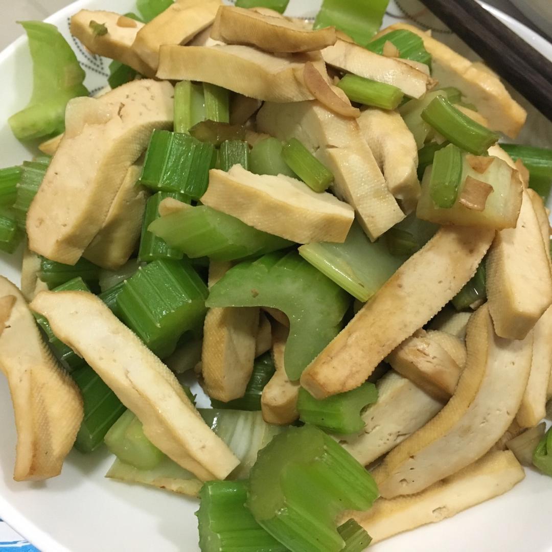 十七君做的西芹炒香干