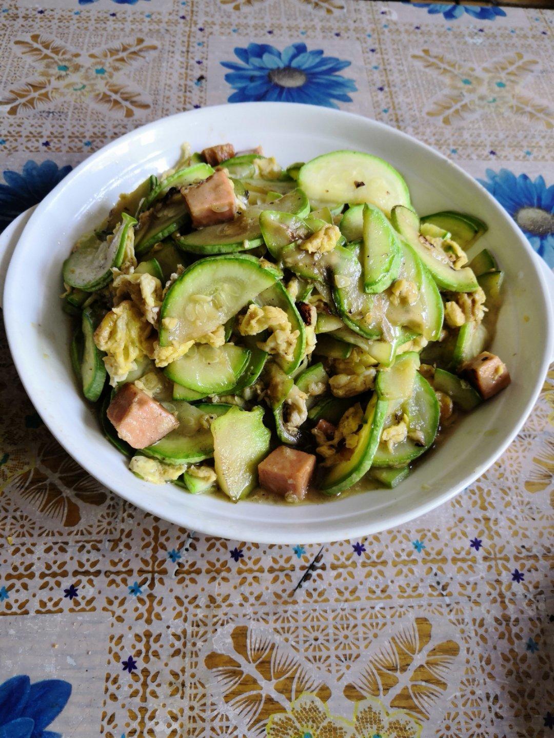 西葫芦瓜炒鸡蛋（茭瓜炒鸡蛋）