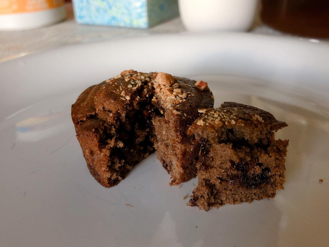 超润巧克力纸杯蛋糕（非常适合裱花、盖糖皮的cupcake方子）