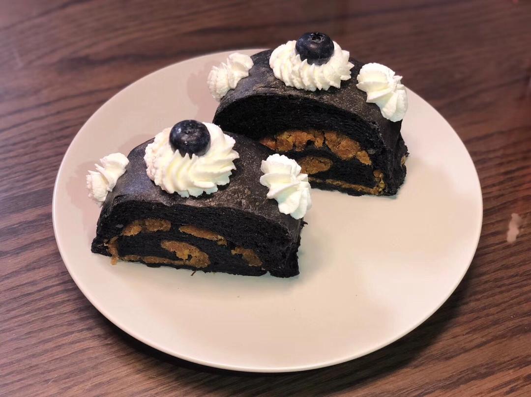 蛋黄肉松黑旋风软欧