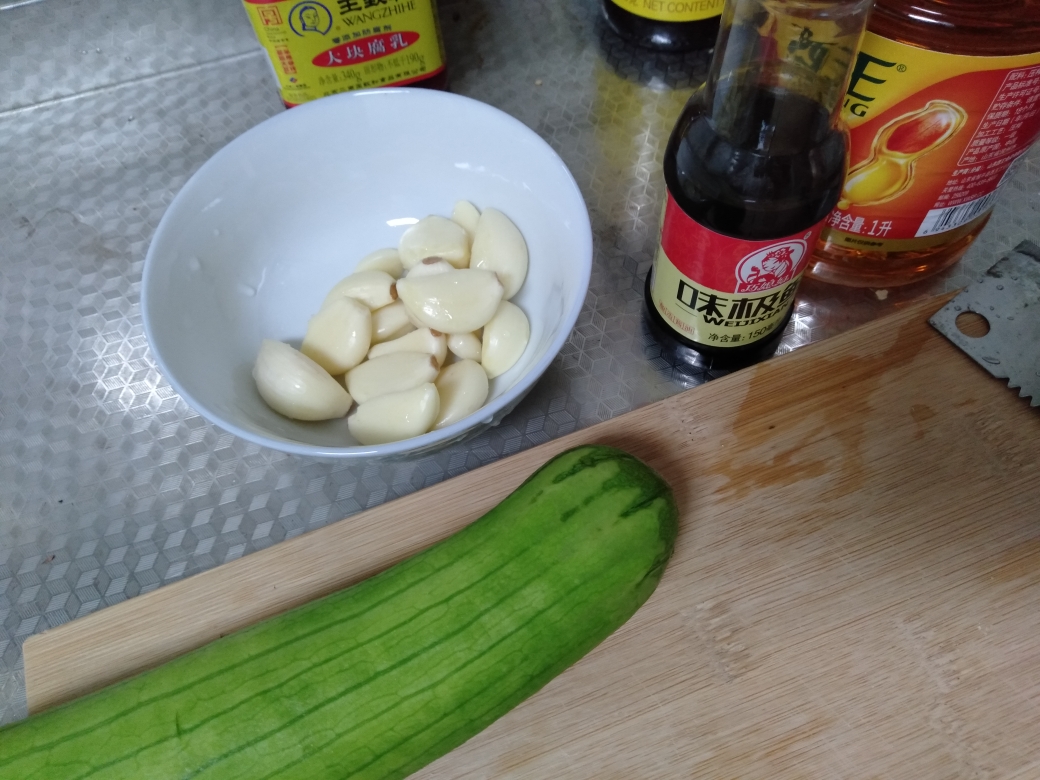 吃出肉味的清蒸蒜蓉丝瓜的做法 步骤1