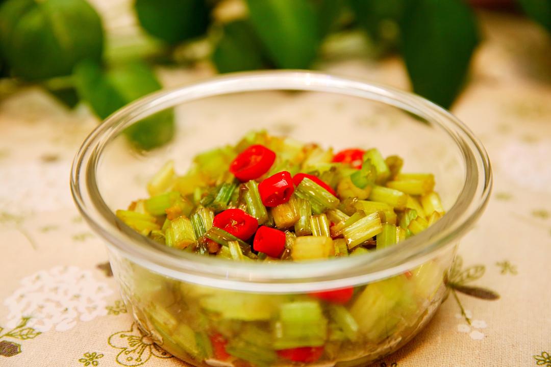 辣炒香芹的做法