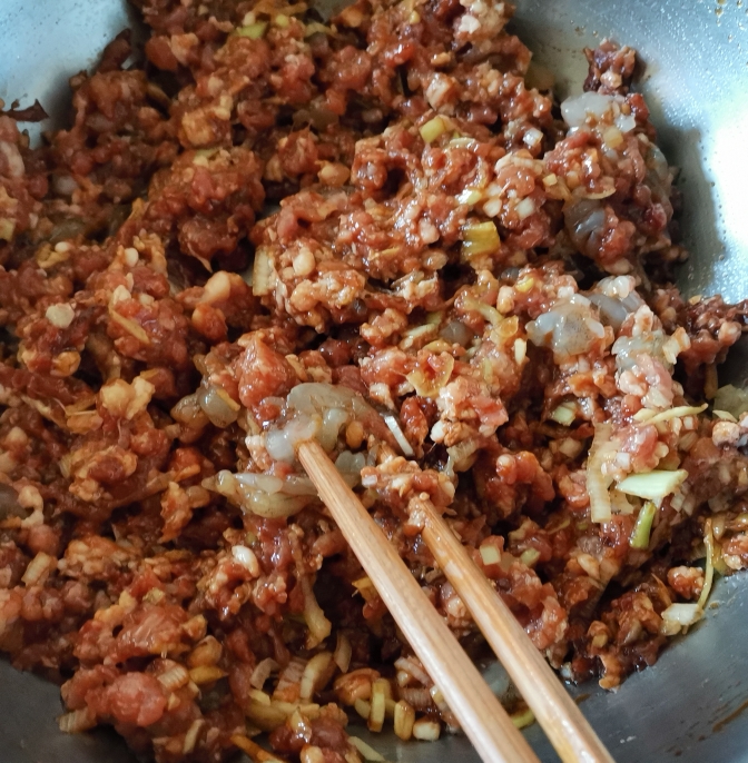 白菜虾仁水饺的做法 步骤2