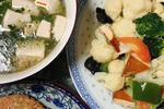 🉑素食家常菜:双花炒木耳胡萝卜炒豆干
海苔饼 荠菜豆腐汤 素肠
