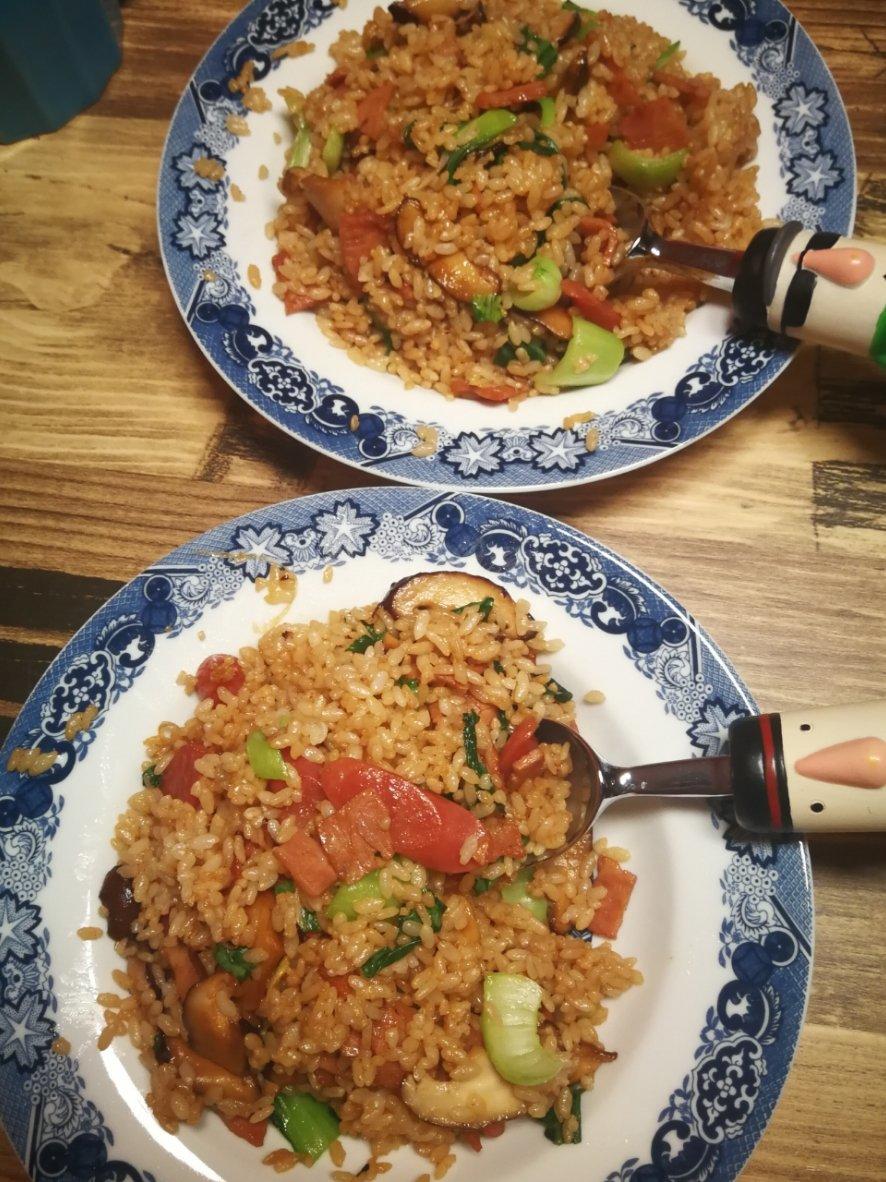 腊肠香菇青菜炒饭