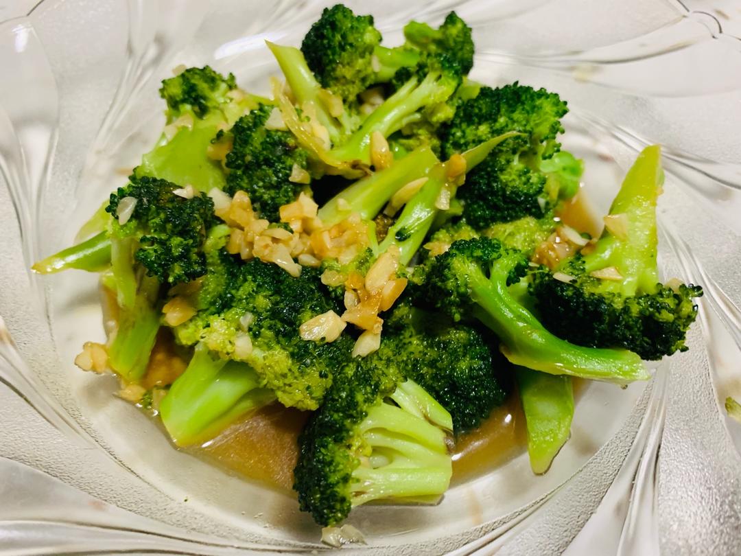 好吃到爆的耗油蒜蓉西兰花(从不修图，喜欢请关注)