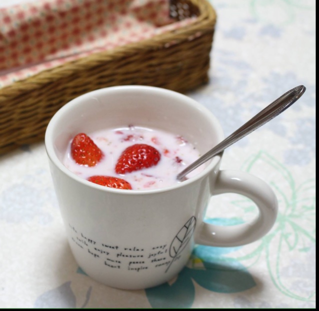 eileenchang做的草莓真果粒草莓牛奶