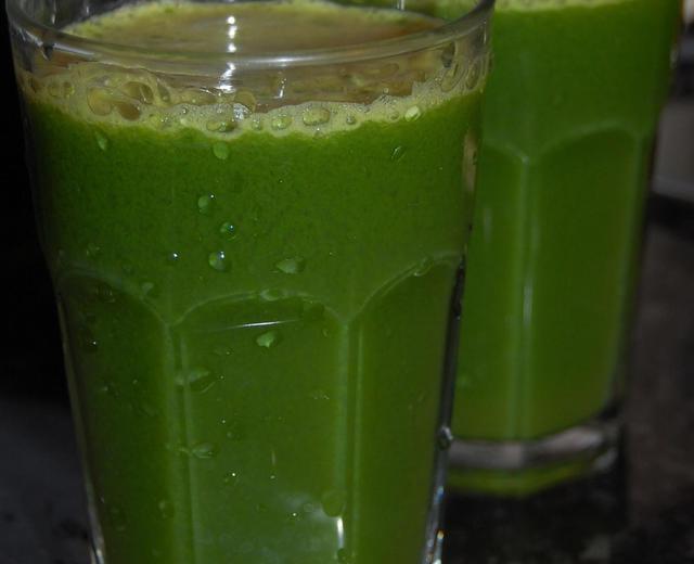 绿色蔬菜汁（BluePrint）的做法