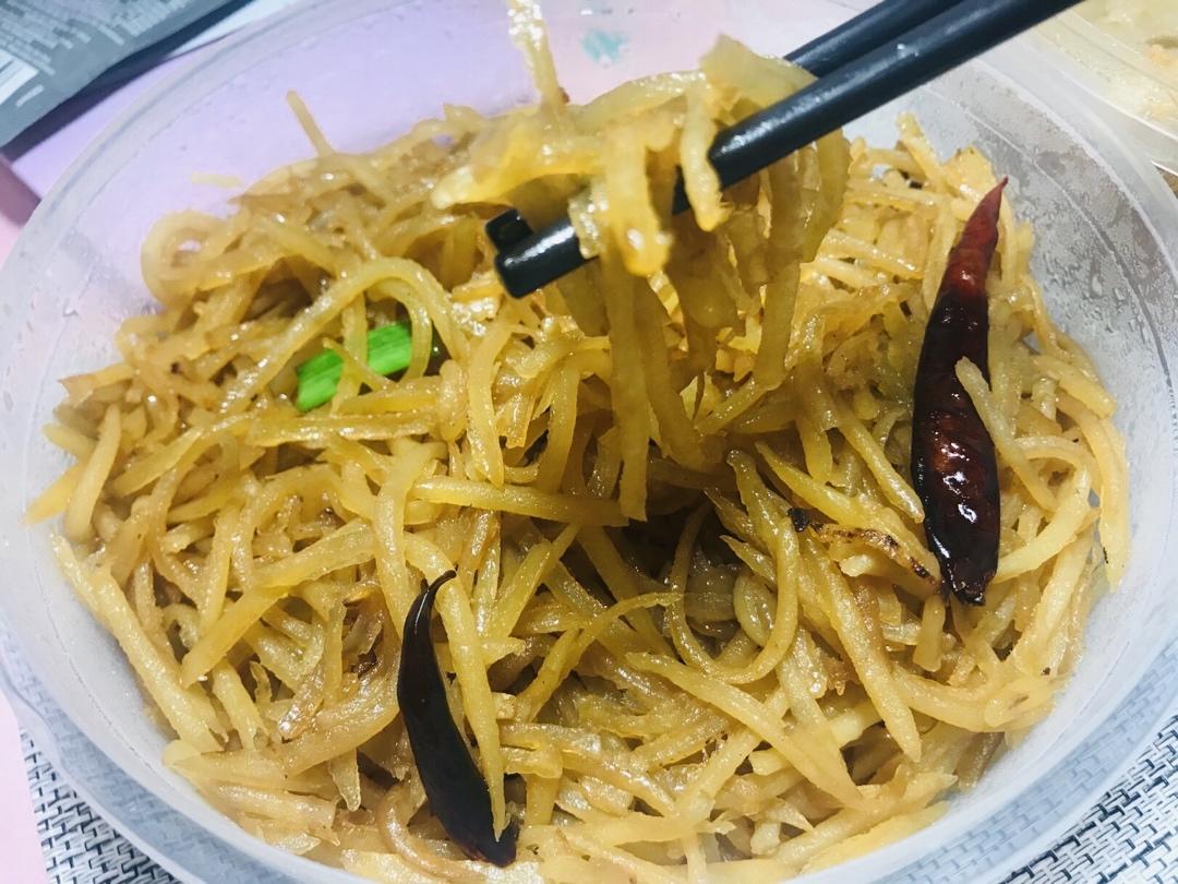 厨师长教你：“炝炒土豆丝”的家常做法，口感爽脆