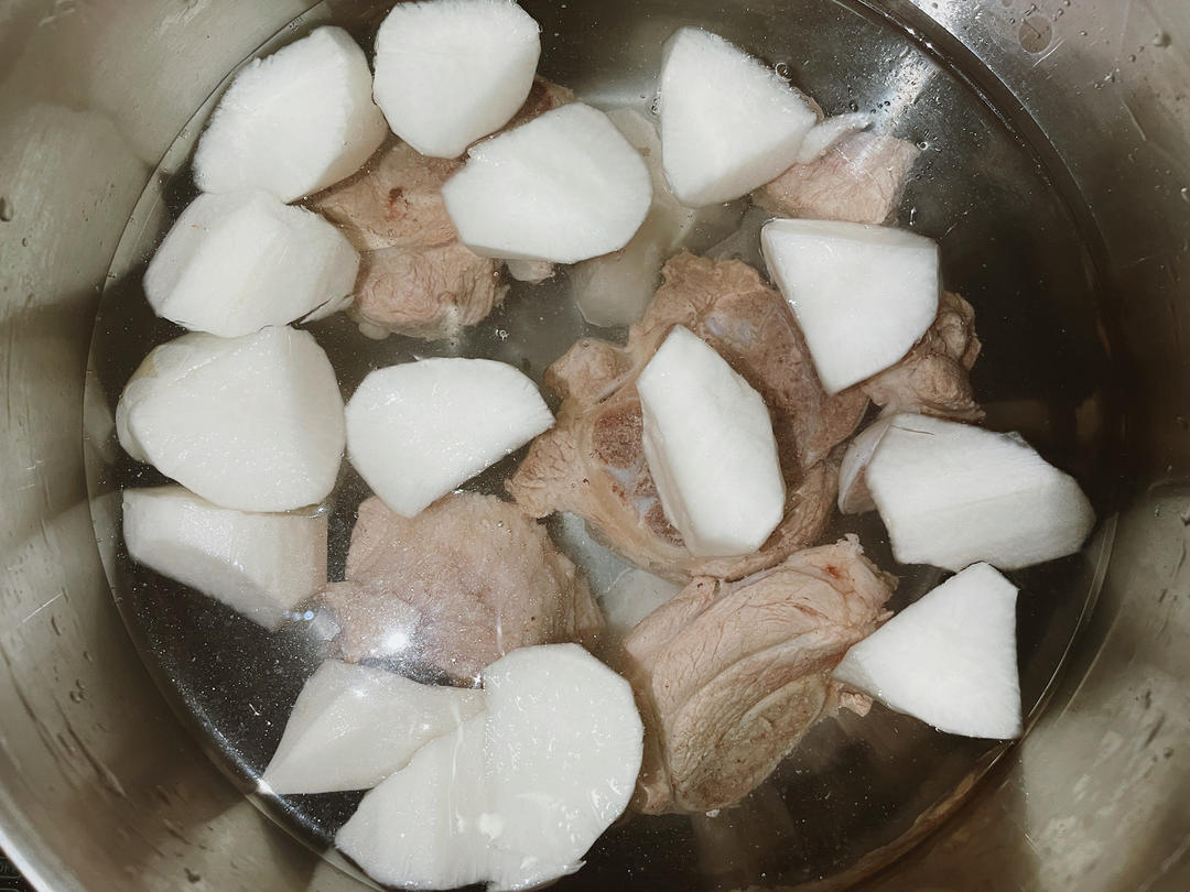 白萝卜炖猪筒骨：应季暖身！冬吃萝卜赛人参，一口汤鲜到啃骨的做法 步骤2