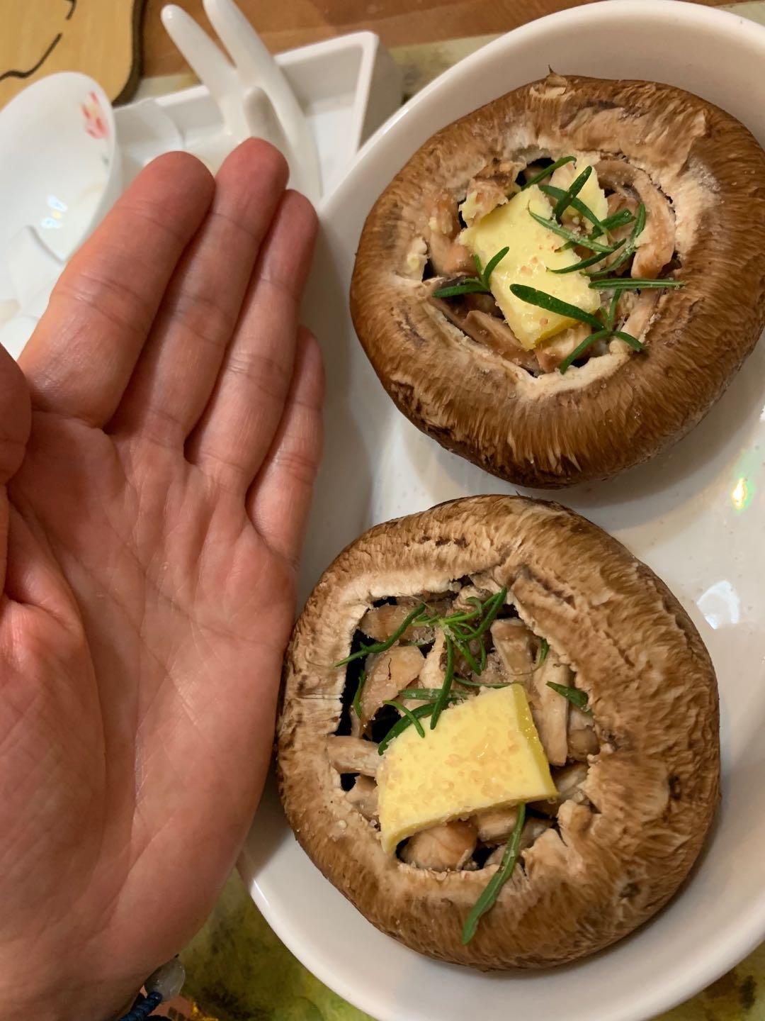 不需要任何润色的烤牛排菇