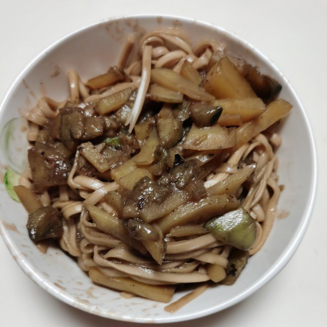 好吃到连吃三碗不够‼️酱汁浓郁茄子土豆焖面