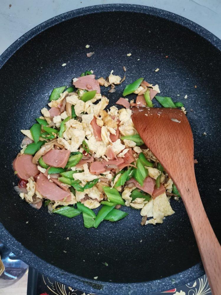 可荤可素的下饭菜——蘑菇青椒炒鸡蛋
