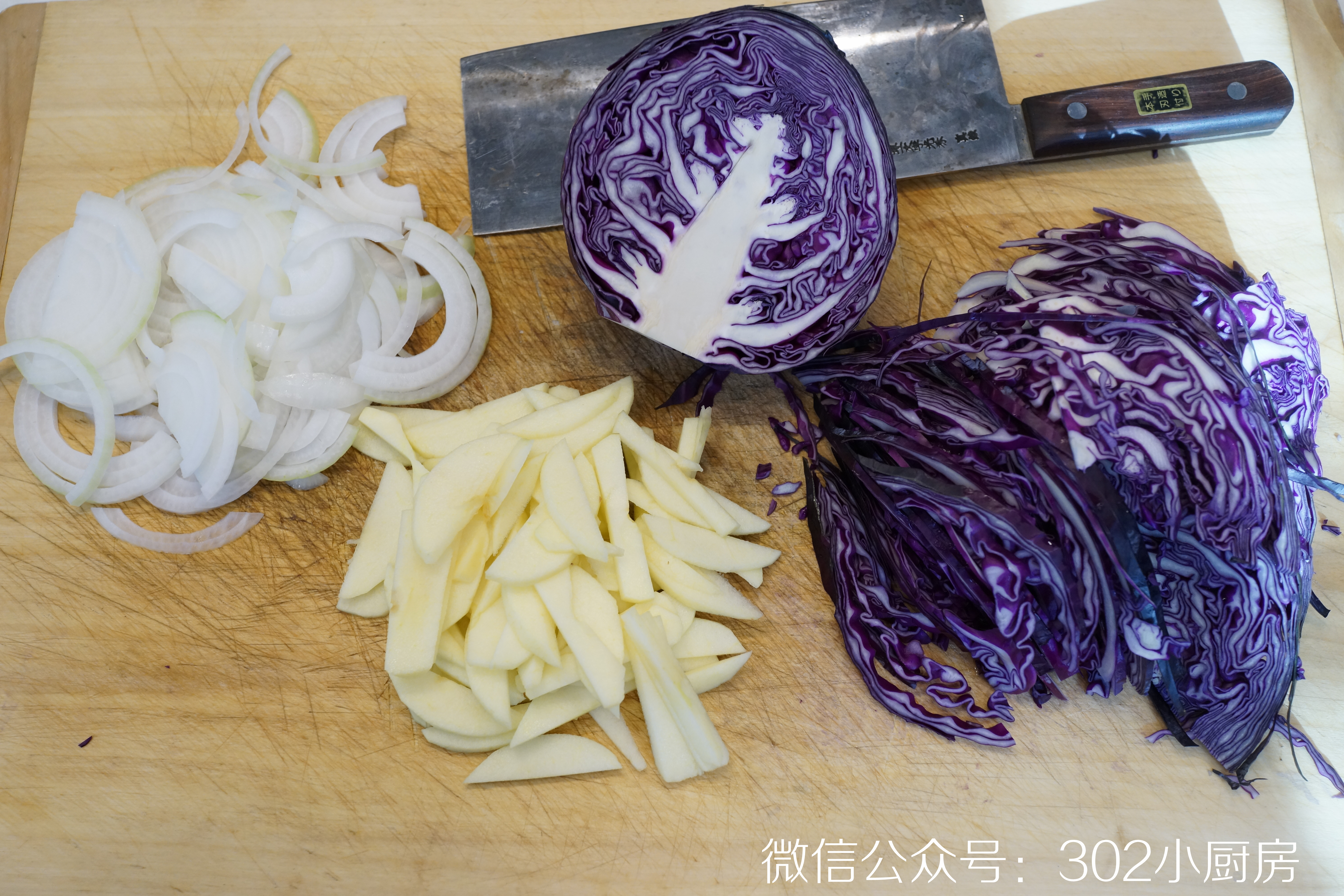 紫甘蓝酸菜（非腌渍，德式烤猪肘配菜）<302小厨房>的做法 步骤2