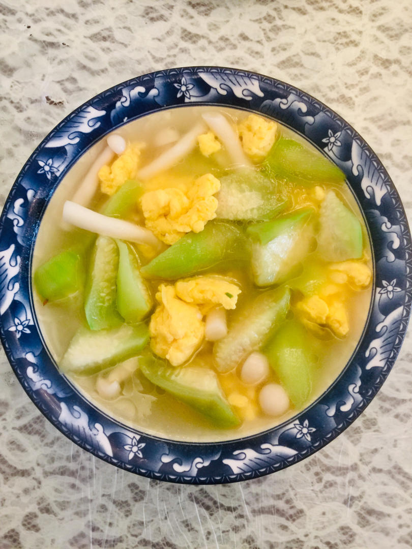 薰衣紫色做的丝瓜菌菇蛋汤