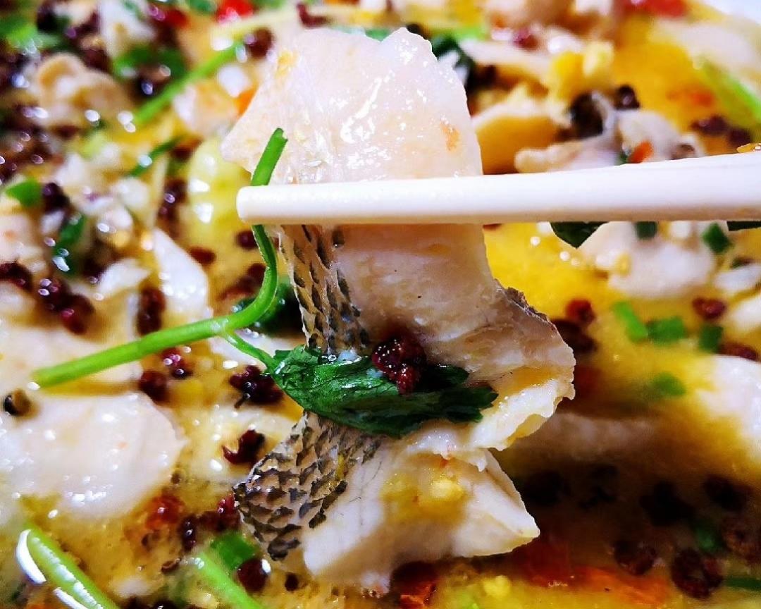 一款应季耐人寻味的金黄酸汤水煮鱼的做法