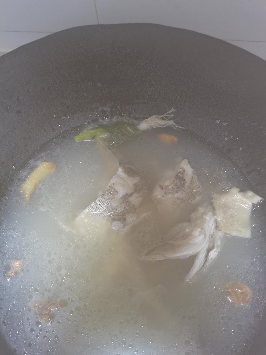 鲈鱼当归汤的做法
