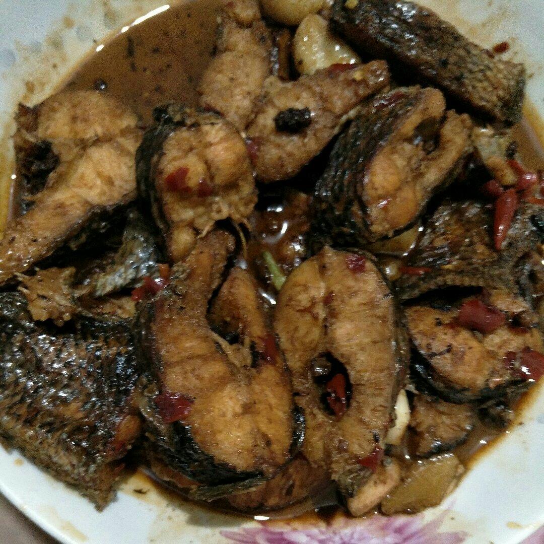 大蒜烧黑鱼