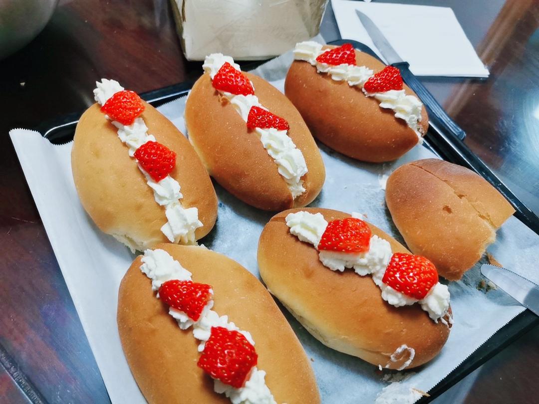 颜值奶油草莓甜心小面包