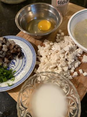 海参鸡蛋豆腐羹的做法 步骤1
