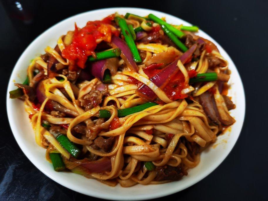 孜然牛肉炒拉条 家常面条百吃不厌的美味做法