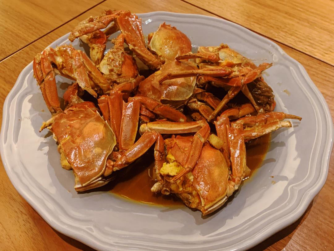 小块备用热锅凉油,然后下葱蒜的小块翻炒出香味螃蟹先用切面直立入锅