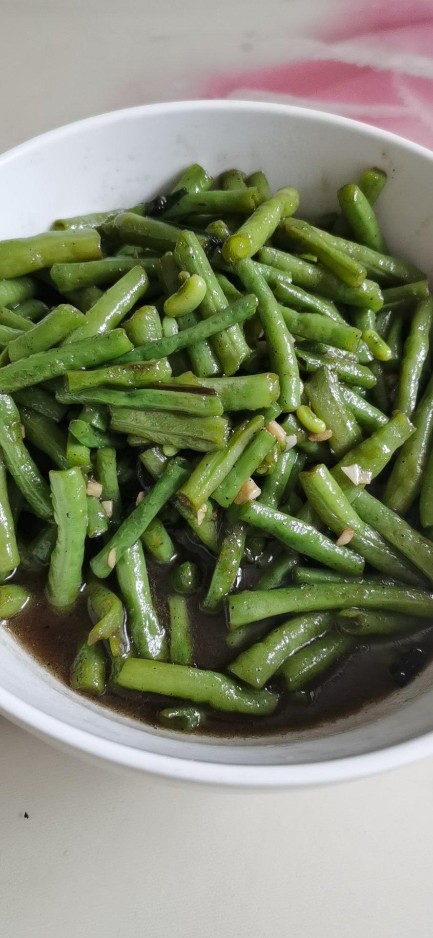 屁屁二狗做的蒜炒豇豆(长豆角)