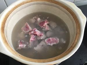 墨鱼莲藕排骨汤的做法 步骤4