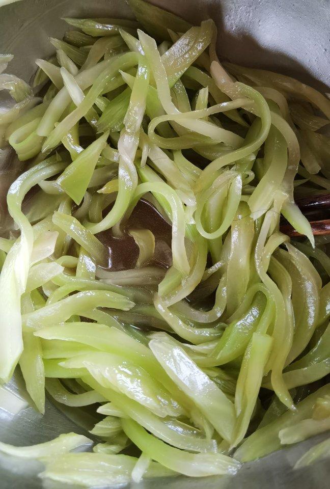 莴笋芒果虾沙拉