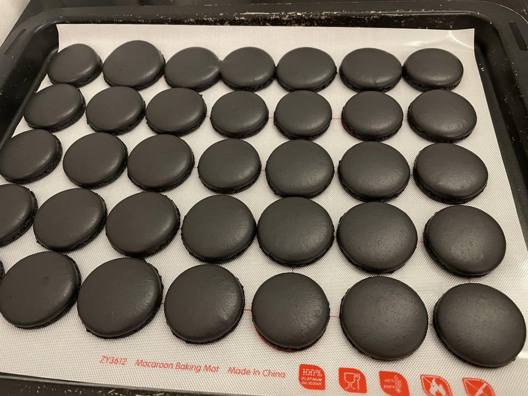 巫婆和萝莉——竹炭覆盆子乳酪马卡龙