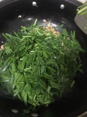 韭菜炒虾米的做法 步骤5