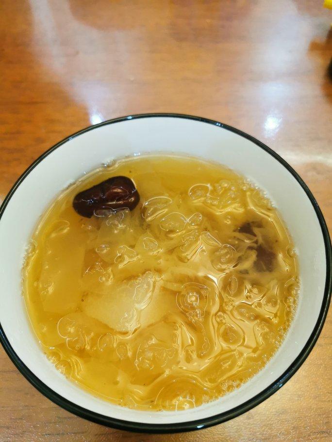 冰糖银耳红枣汤