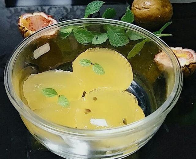 简单易做的夏日清凉果冻~百香果薄荷味果冻的做法