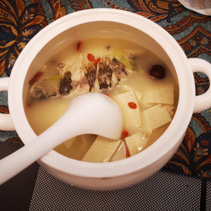 奶白鲫鱼豆腐汤|一条鱼最后的温柔