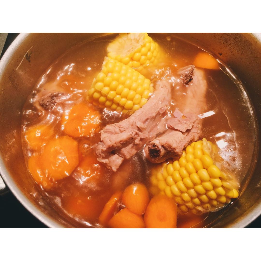 胡萝卜玉米排骨汤