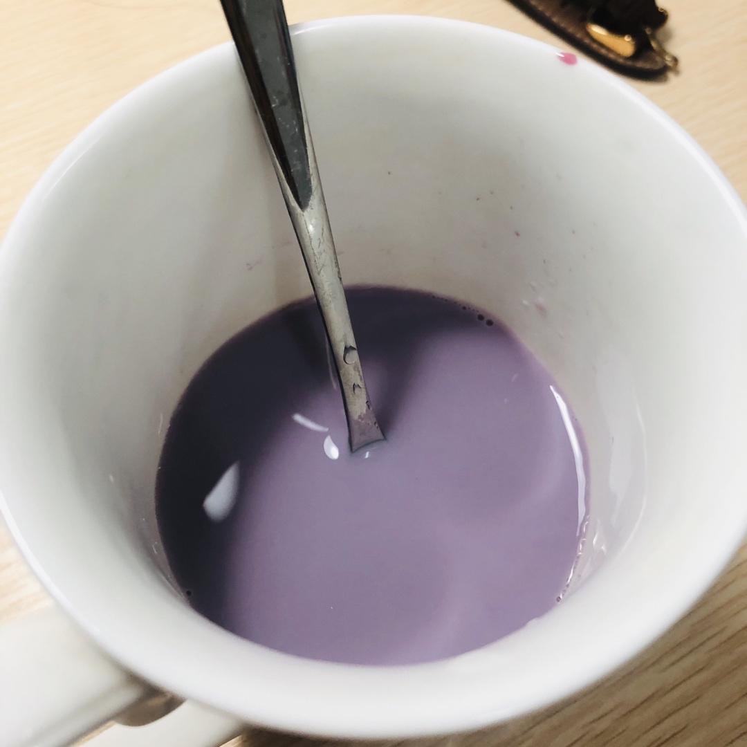 桑葚牛奶酒(温和又好看的潮饮,散发着酒香巧克力的浓郁)