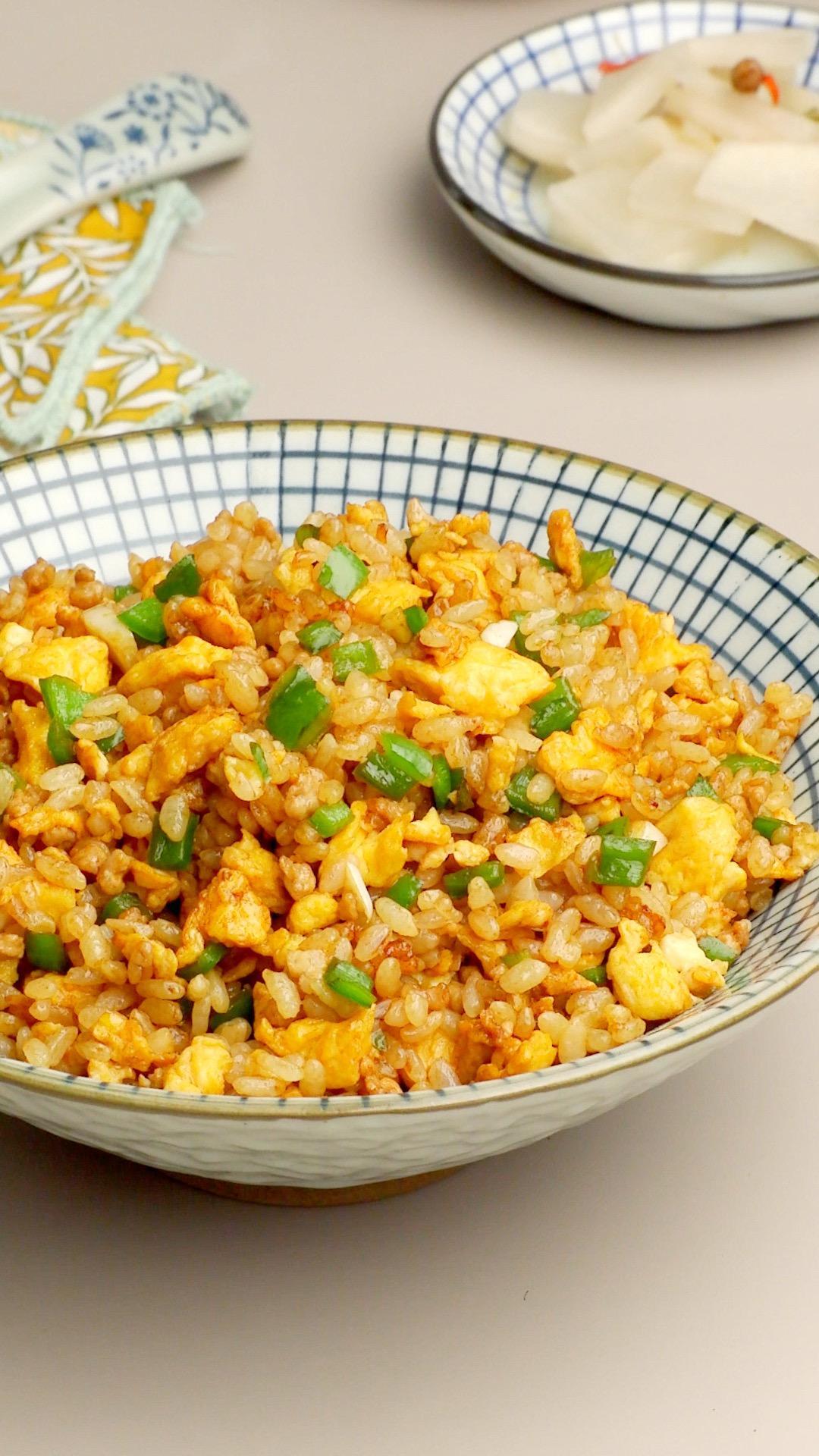青椒肉末蛋炒饭的做法