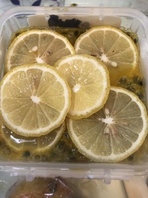 百香果柠檬蜂蜜的做法 步骤2