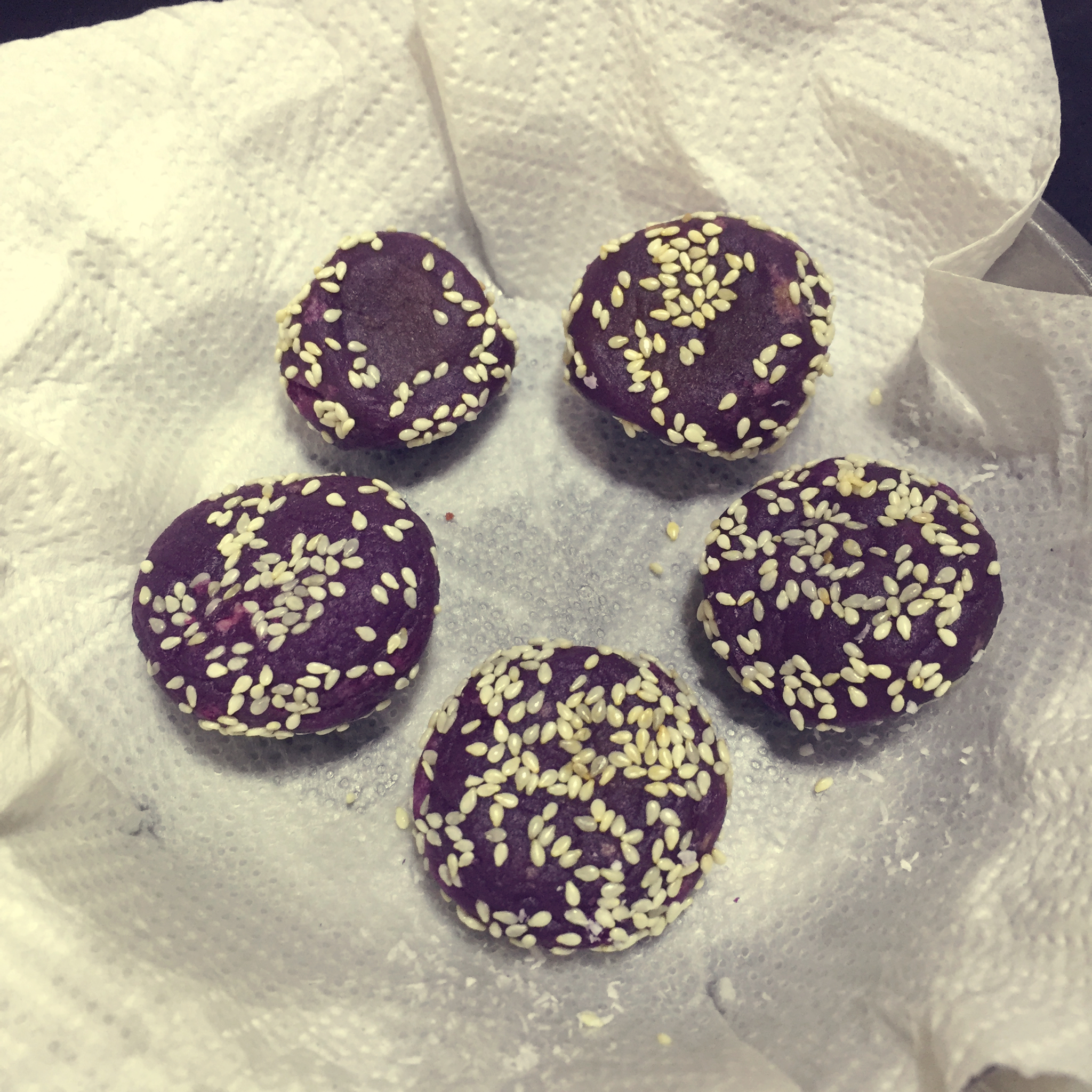 紫薯芝麻球