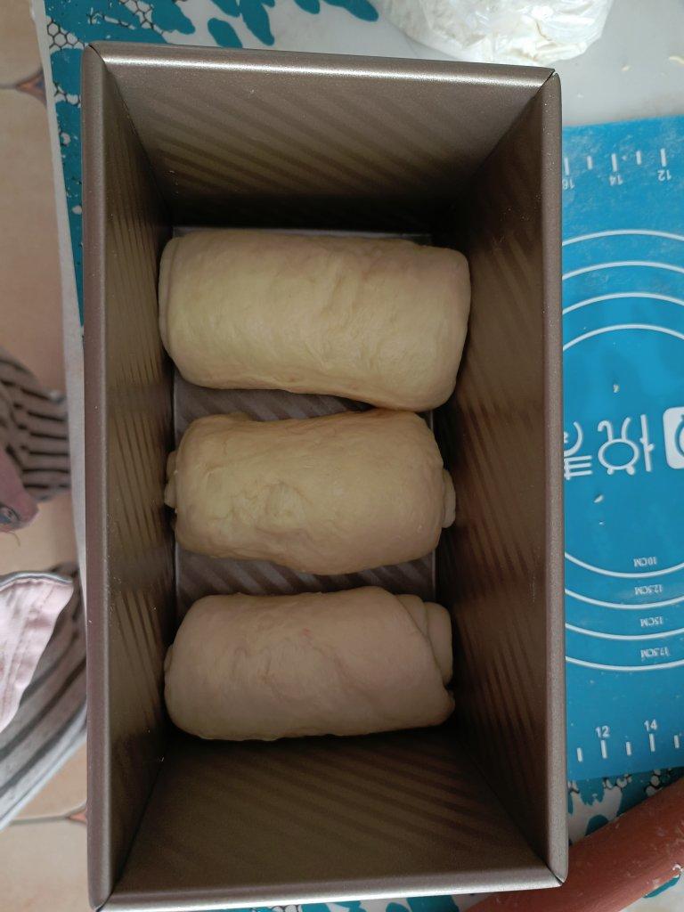 浓香淡奶油吐司强烈推荐！爱长个儿的软胖子，看它在烤箱里疯长心理极度舒适