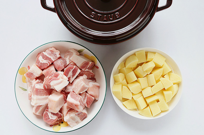 土豆炖肉--Staub珐琅铸铁锅的做法 步骤1