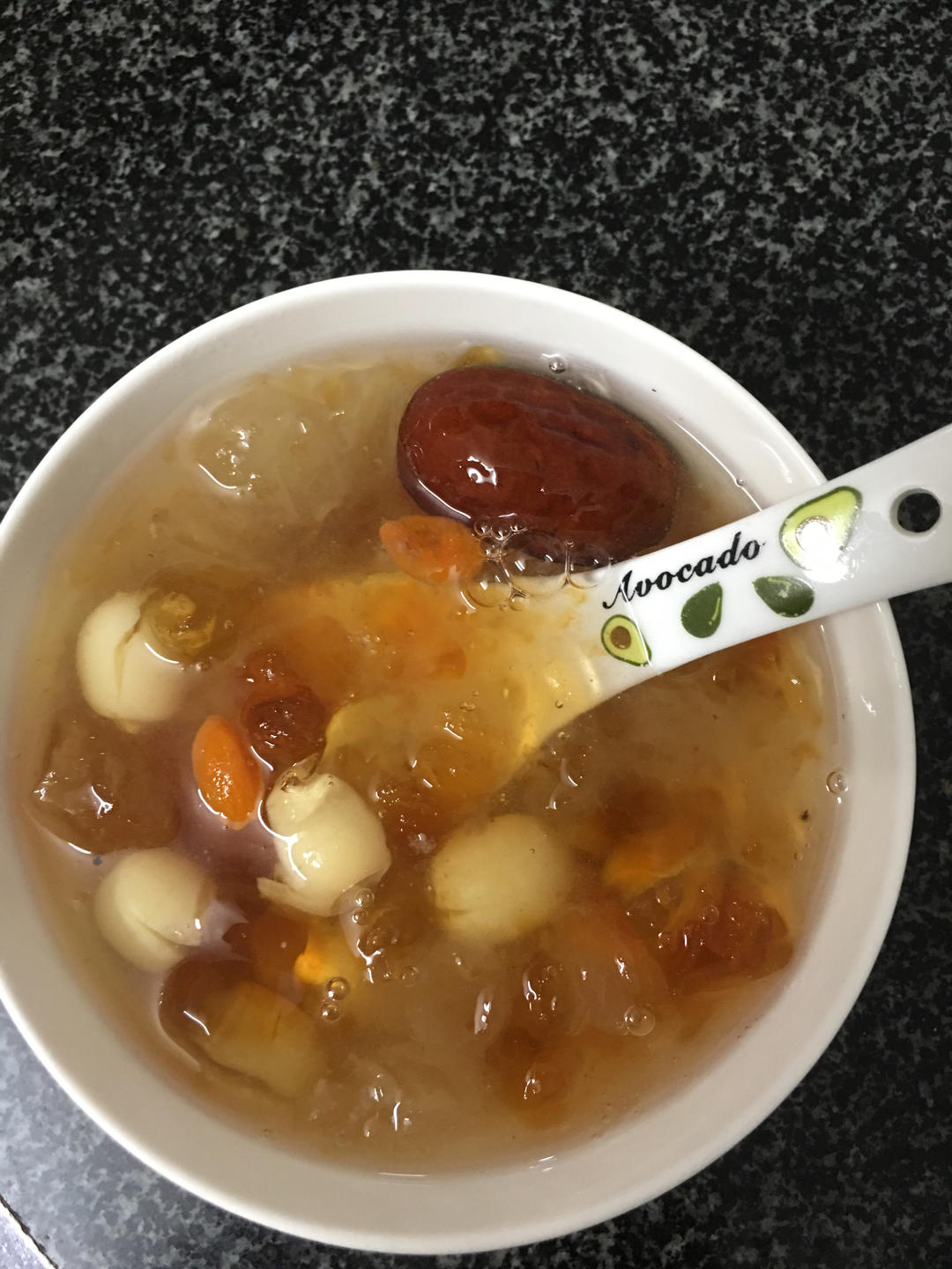 桃胶皂角米银耳莲子羹