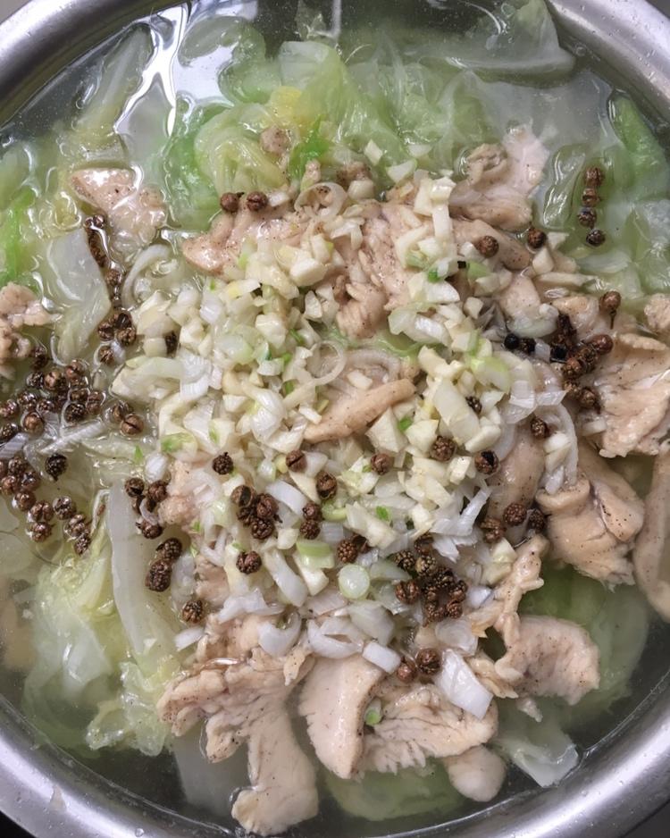 洛阳白菜🥬(洛阳白菜这个菜名的来由，做法也超级超级简单，而且此菜也非常的健康美味哦)也是一个汤菜，在家招待亲朋超级赞👍呢