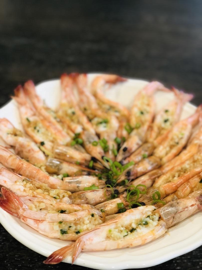 快手菜—蒜蓉粉丝蒸大虾