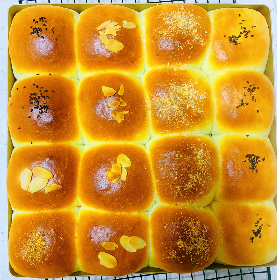 简单快手，一次发酵，柔软拉丝的牛奶小餐包（28*23烤盘）—烤箱版食谱