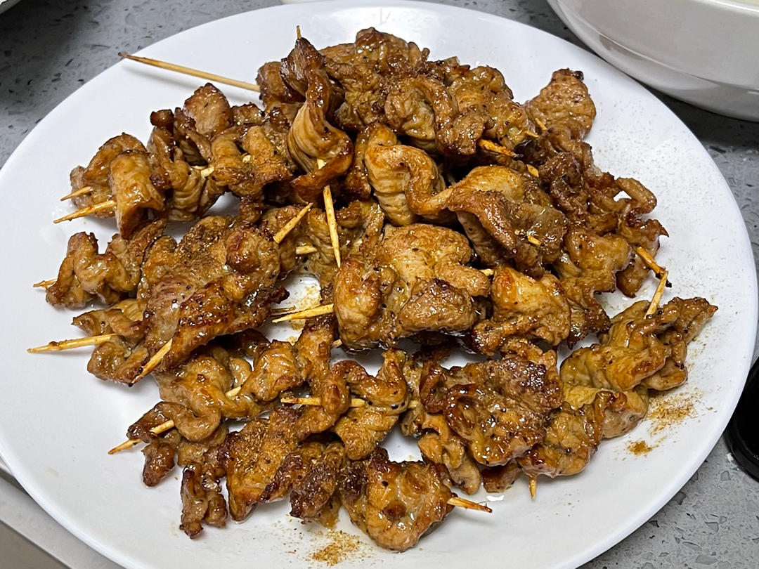 孜然肉串，五香里脊肉～超级解馋的美味小吃，不要去外面的小吃摊买了，自己动手就可以做了！