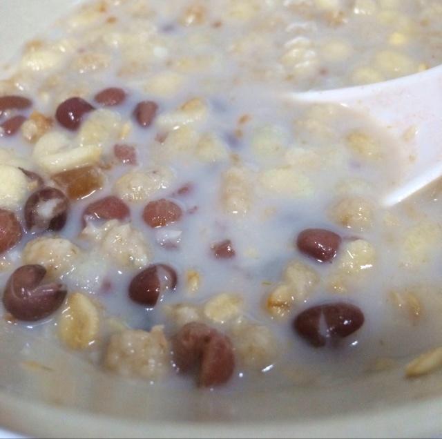 红枣红豆薏仁牛奶粥