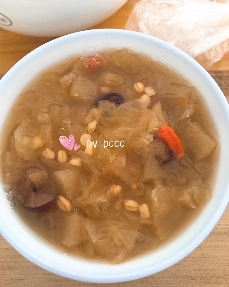 越喝越美丽的银耳雪梨糖水