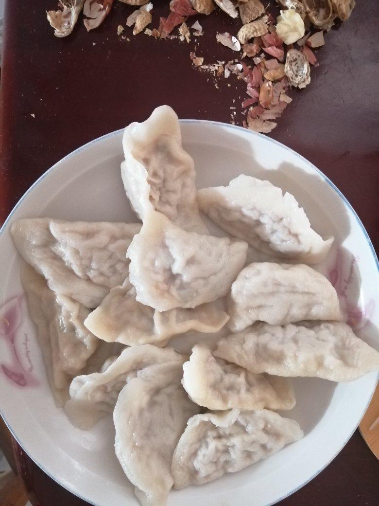 羊肉酸菜饺子。