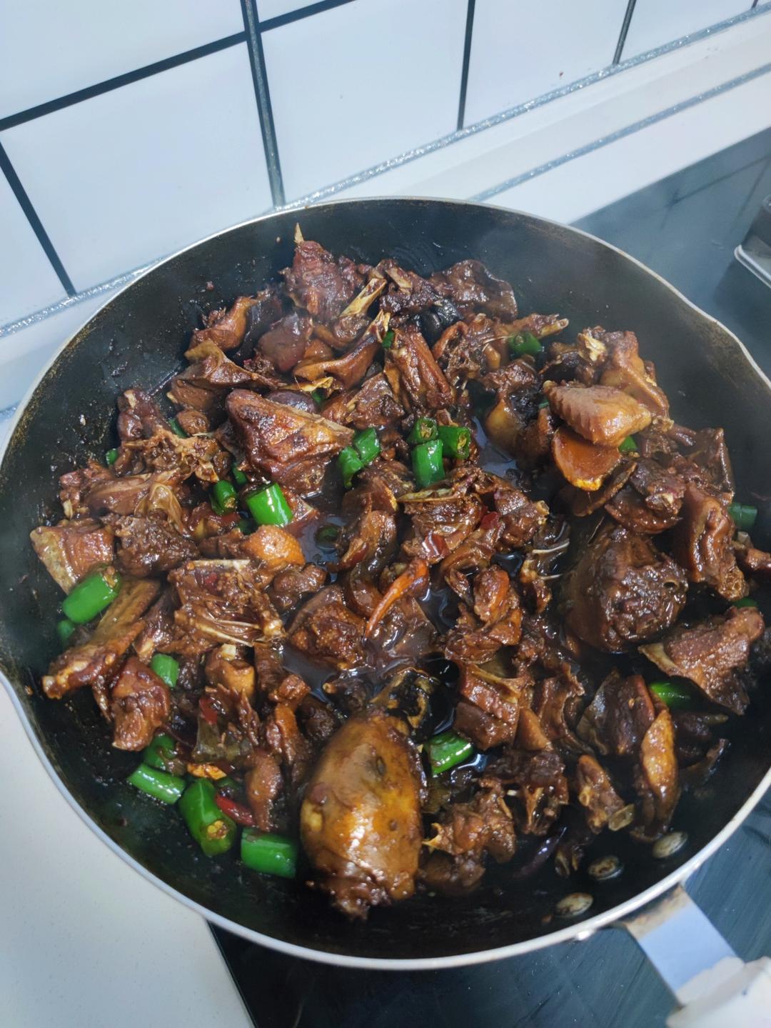 传统正宗的啤酒鸭配方和做法，鲜嫩香浓，只需炒千万不要焯水